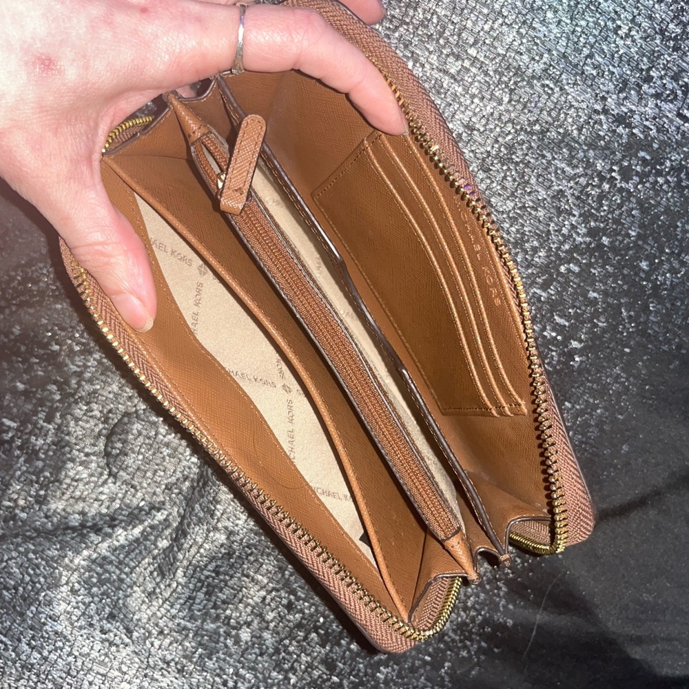 Nice Michael Kors Brown Saffiano Leather Zip Around Wallet! - Picture 11 of 14